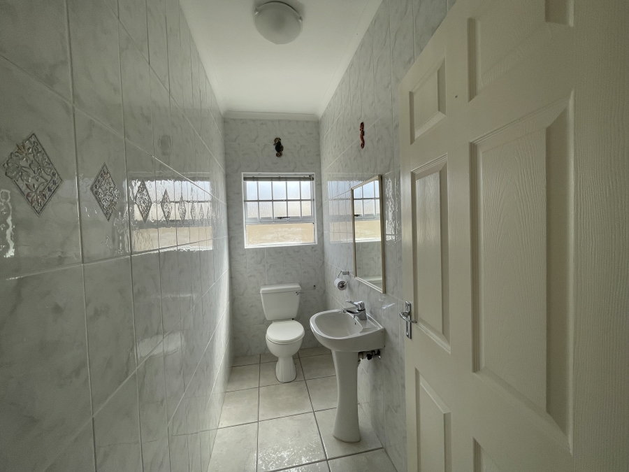 4 Bedroom Property for Sale in Middedorp Western Cape